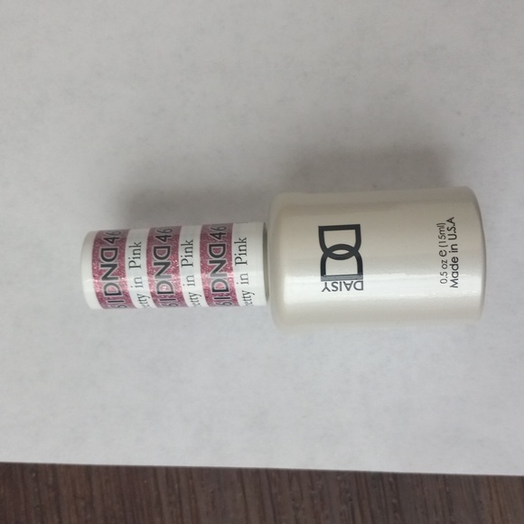 Nail polish in the shade of pretty in pink - Picture 3 of 4